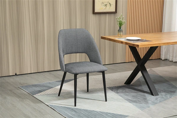 Moderner Esszimmerstuhl mit hohler Rückenlehne